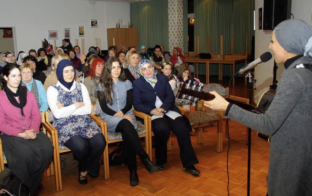 Die Liedermacherin Hlya Kandemir  san...im   Stadtteiltreff Brhl-Beurbarung.   | Foto: Silvia Faller