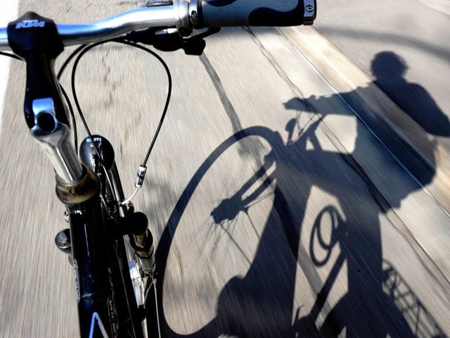Die Sonne scheint, die Fahrradsaison g...mssen, zeigt das runde blaue Schild.   | Foto: Ingo schneider