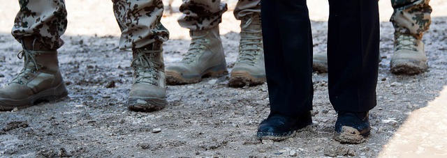 Kanzlerinnenschuhe zwischen Soldatenst...kel auf  Truppenbesuch in Afghanistan   | Foto: dpa