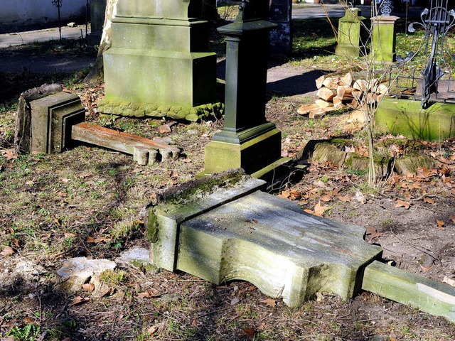 Zwei der 17 Grabmale, die auf Alten Friedhof umgestoen wurden  | Foto: Thomas Kunz