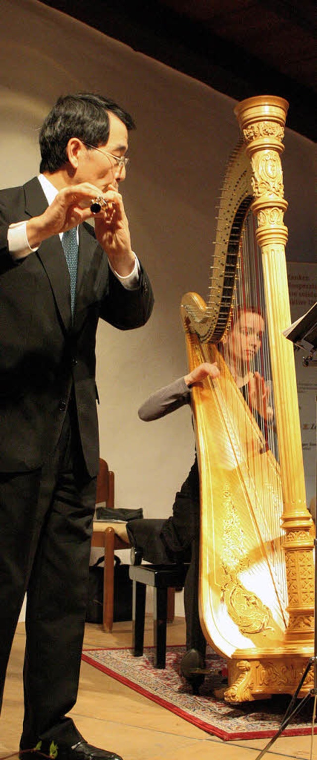 Kiyoshi Kasai und Aurlie Noll beim Duoabend Flte-Harfe im Stubenhaus.  | Foto: Hans Jrgen Kugler