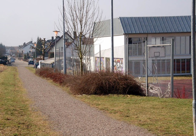 stlich der bestehenden Schulsporthall... muss auch der Fuweg verlegt werden.   | Foto: Helena Kiefer