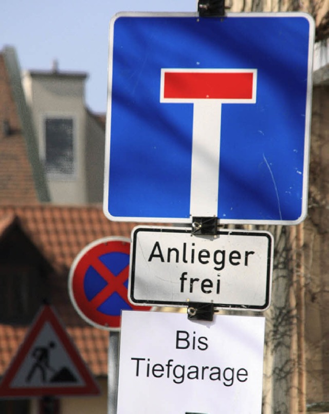 Im Vordergrund ein Sackgassen-Schild. ...t: Eingang und Ausgang sind identisch.  | Foto: huber