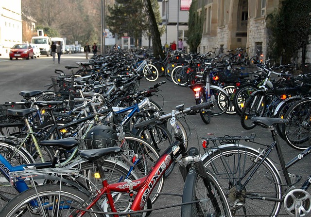 Baumgartnerstrae vor dem Hans-Thoma-G...auch   mit neuen Fahrradstellpltzen.   | Foto: Nikolaus Trenz