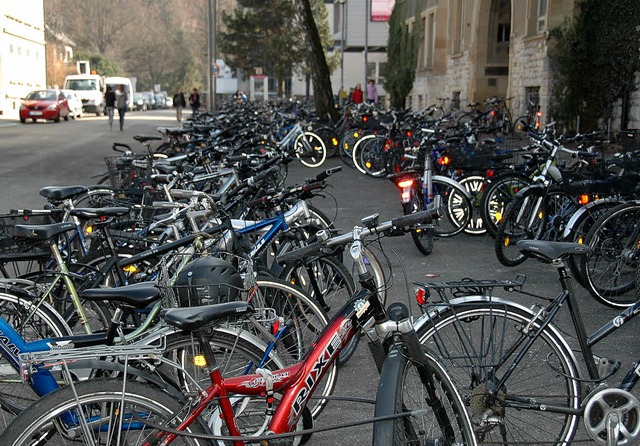 Baumgartnerstraße vor dem Hans-Thoma-G...auch mit neuen Fahrradstellplätzen. | Foto: Nikolaus Trenz Baumgartnerstraße vor dem Hans-Thoma-G...auch mit neuen Fahrradstellplätzen. | Foto: Nikolaus Trenz