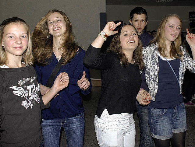 Jugendliche beim Feiern in der Scheffelhalle  | Foto: Jannik Schall