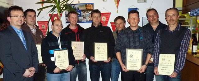 Geehrt wurden Jugendtrainer der SV Wal...inz Hinn (links) bleibt an der Spitze.  | Foto: Klaus Balzer