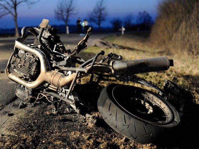 Vllig zerstrt ist das Motorrad, auf ...auer am Dienstag tdlich verunglckte.  | Foto: Patrick Seeger