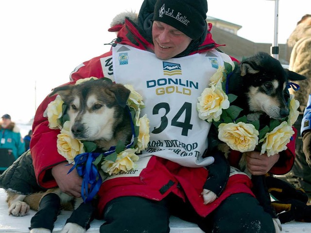 Der Sieger Dallas Seavey mit seinen Hunden Diesel und Guiness  | Foto: dapd
