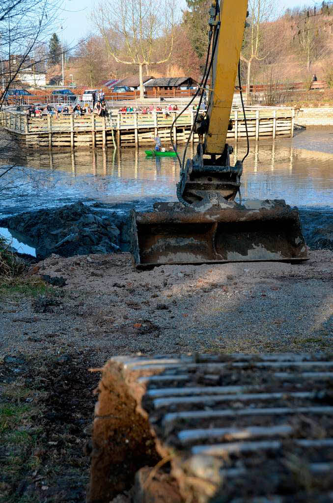 Am Erleweiher in Endingen wurde das Wasser abgelassen, damit der Weiher vom Schlamm der letzten 25 Jahre befreit werden kann. Am Erleweiher in Endingen wurde das Wasser abgelassen, damit der Weiher vom Schlamm der letzten 25 Jahre befreit werden kann.