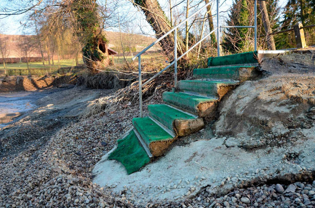 Freitreppe ins Kiesbett: Am Erleweiher in Endingen wurde das Wasser abgelassen, damit der Weiher ausgebaggert werden kann. Freitreppe ins Kiesbett: Am Erleweiher in Endingen wurde das Wasser abgelassen, damit der Weiher ausgebaggert werden kann.