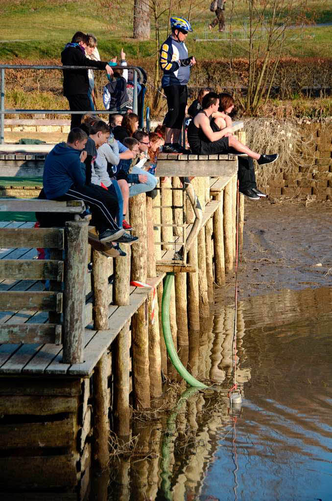 Hochsitz auf der Badeplattform: Viele Schaulustige verfolgten am Dienstagnachmittag interessiert die letzten Abfischarbeiten. Hochsitz auf der Badeplattform: Viele Schaulustige verfolgten am Dienstagnachmittag interessiert die letzten Abfischarbeiten.