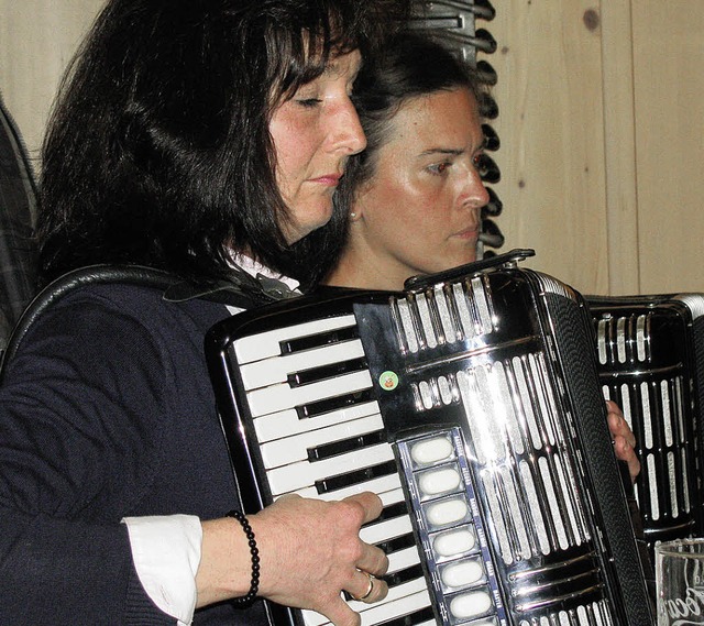 Voll konzentriert: die Akkordeonspielerinnen des Handharmonikaclubs  Mnstertal   | Foto: Manfred Lange