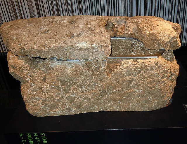 Interessante Fundstcke aus dem Sthli...fr ein Kind bestimmte Steinsarkophag.  | Foto: Binner-Schwarz
