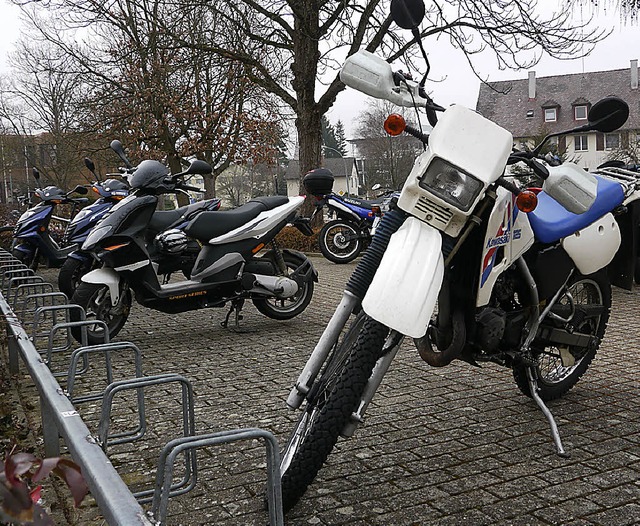 Viele Schler kommen mit Moped oder Ro...-Kerschensteiner-Schule zu sehen ist.   | Foto: Marie-FeliciA Natonek