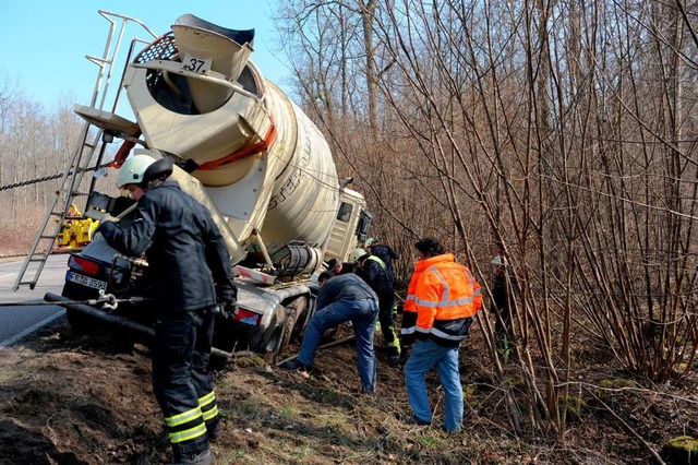 Ein vollbeladener Betonlaster rutschte...on der Strae und hing im Graben fest.  | Foto: Patrick Seeger