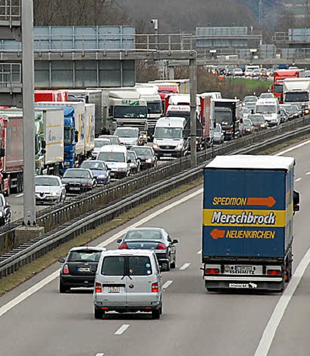 Zeitweise ging gestern Morgen auf der A5 in Richtung Sden gar nichts mehr.   | Foto: Archivfoto: Lauber