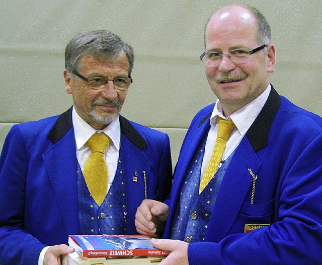 Vorsitzender Joachim Schuler (rechts) ...hrer Erwin Tritschler aus seinem Amt.   | Foto: Monika Rombach