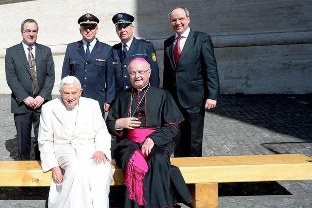Pontifex beim Probesitzen: Benedikt XVI. freut sich über seine Papstbank