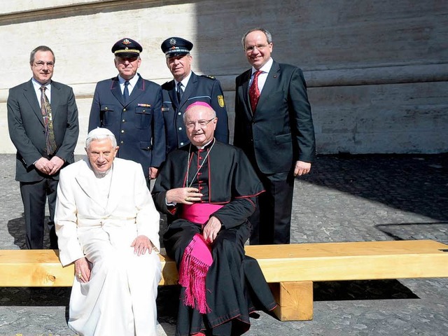 Papstbank fr Benedikt XVI. nun im Vat...itsch (Freiburg) sitzen auf der Bank.  | Foto: KNA-Bild