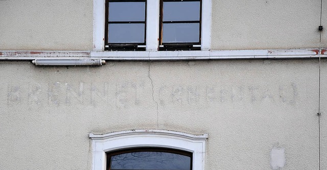 Der Namenszug des 1856 erffneten Bahn...bude ausgezogen sind, steht es leer.   | Foto: Ralph Fautz/Barbara Schmidt