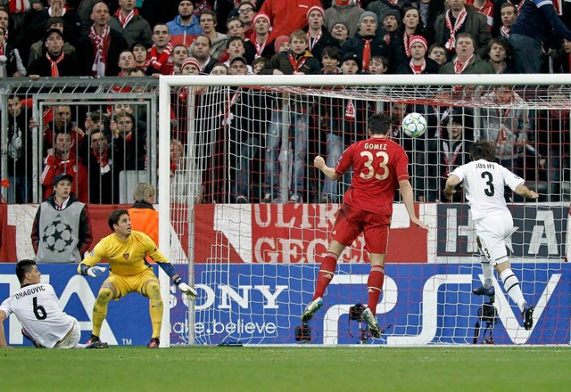 Mario Gomez  ist wieder mal da, wo der Ball hinfllt, und erzielt das 5:0.  | Foto: afp