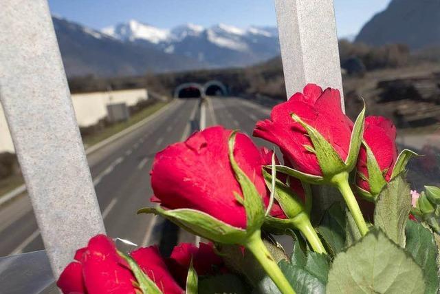 Busunglck im Wallis: Angehrige trauern am Unfallort