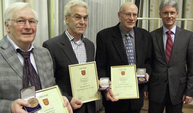 Brgermeister Michael Benitz ehrte dre...lieb und Friedrich Kern (von rechts).   | Foto: Susanne Mller