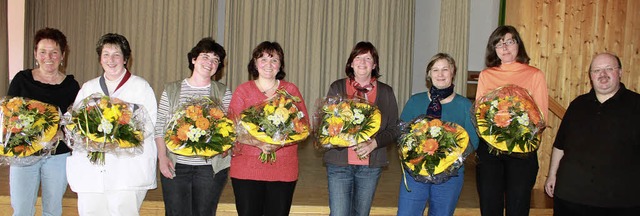 Mit Blumen belohnte Pfarrer Eckart Kop...ndle und Birgitta Liersch (von links).  | Foto: Martha Weishaar