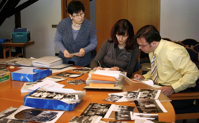 Veronika Ehret, Manuela Ketterer und Carsten Gabbert beim Sichten der Fotos.   | Foto: theo weber