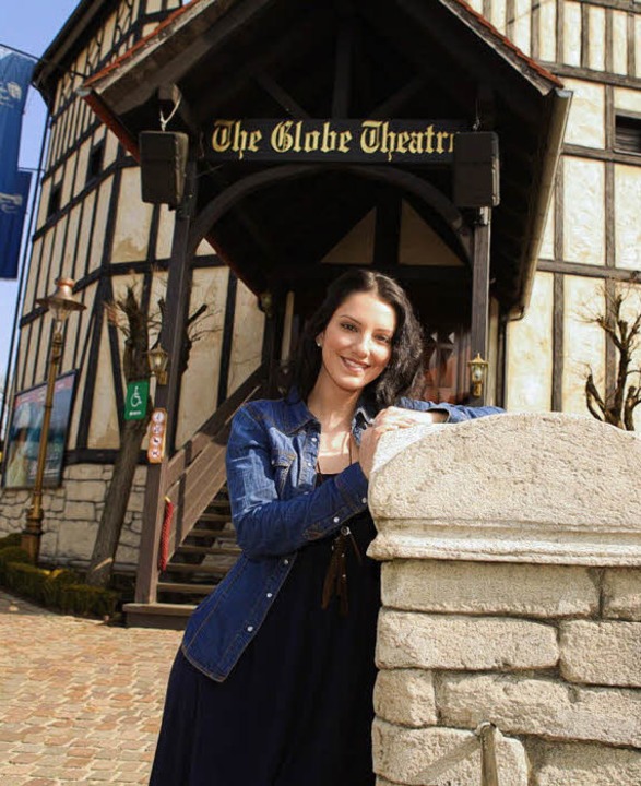 Ornella de Santis vor dem Globe Theater im Europa-Park   | Foto: BZ