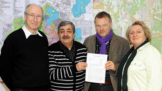 Untersttzung fr Alinadzi Amet (2. vo...nks), Walter Krgner und Irene Vogel.   | Foto: kunz