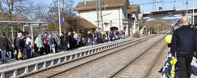 Gedrnge auf dem Bahnsteig der Messe-Station   | Foto: Barbara Ruda