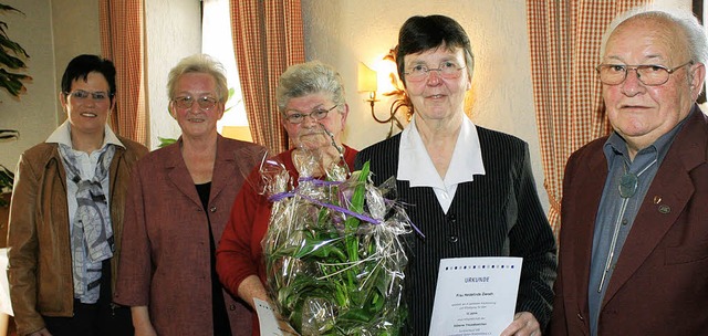 Kreisfrauenvertreterin Irmi Beck (von ...e von links) und  Heidelinde Zierath.   | Foto: cremer