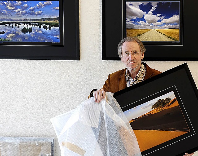 Peter Renz mit den Fotos aus dem Iran  von Sadegh Miri.   | Foto: Schneider