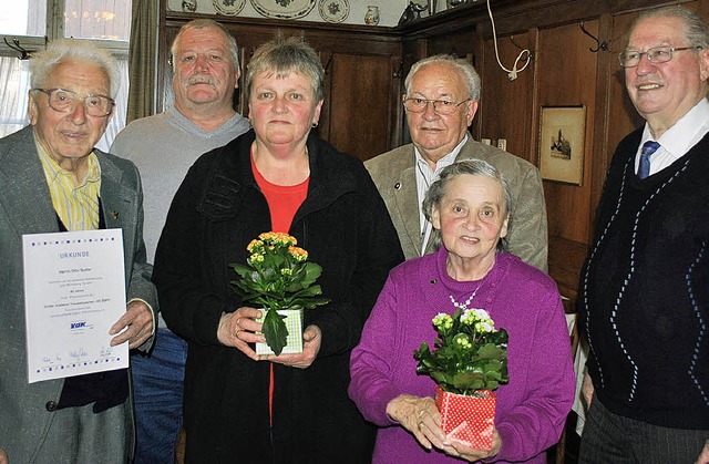 Vorsitzender Bernhard Beler (rechts) ...reubel und Anna Stterlin (von links).  | Foto: Sedlak