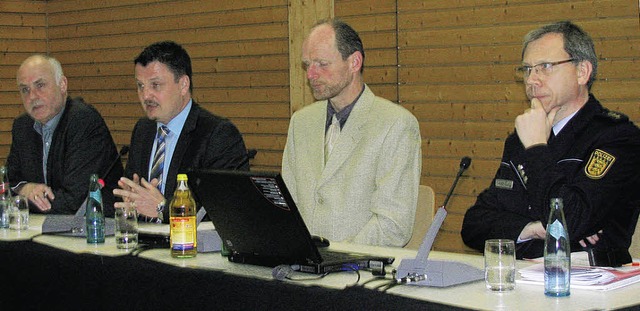 Behrdenfunk in der Diskussion: Haupta...zeidirektor Uwe Oldenburg (von links)   | Foto: Michael Gottstein