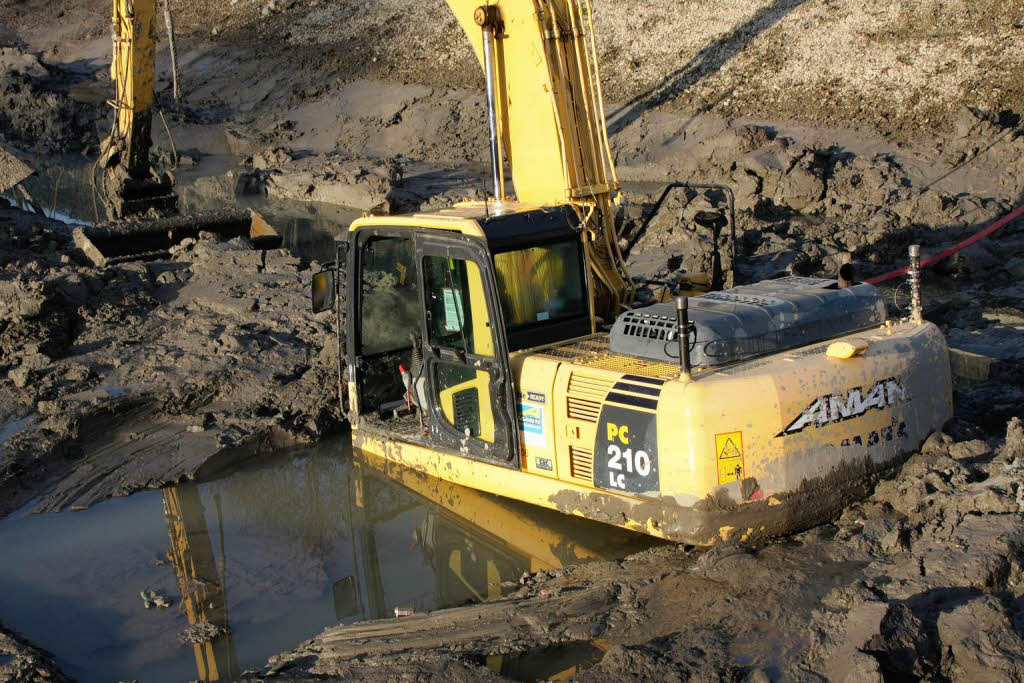 Rund um den versunkenen Spezialbagger hat sich das Wasser gesammelt... Rund um den versunkenen Spezialbagger hat sich das Wasser gesammelt...