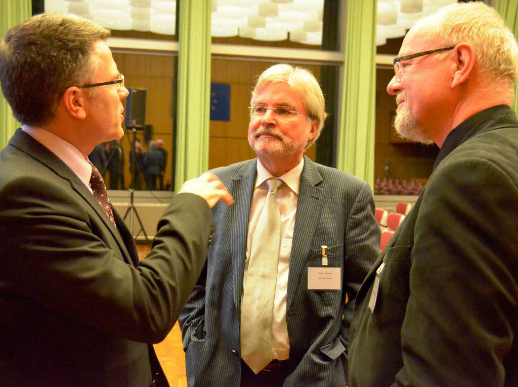 Hagen Pfundner im Gesprch mit BZ-Chefredakteur  Thomas Hauser und Kulturamtsleiter Tonio Palick (von links)