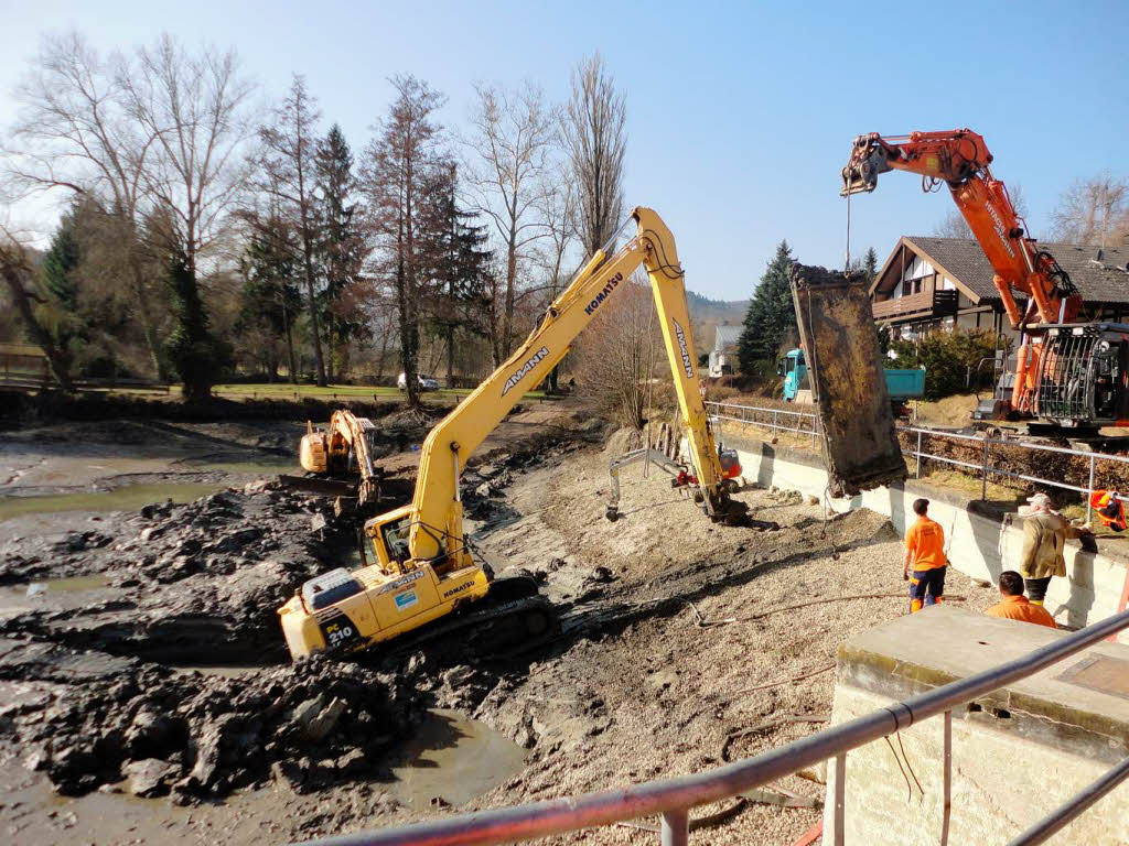 Mit Hilfe eines starken Baggers wurde der im Morast versunkene Spezialbagger am Freitagvormittag wieder flottgemacht. Mit Hilfe eines starken Baggers wurde der im Morast versunkene Spezialbagger am Freitagvormittag wieder flottgemacht.