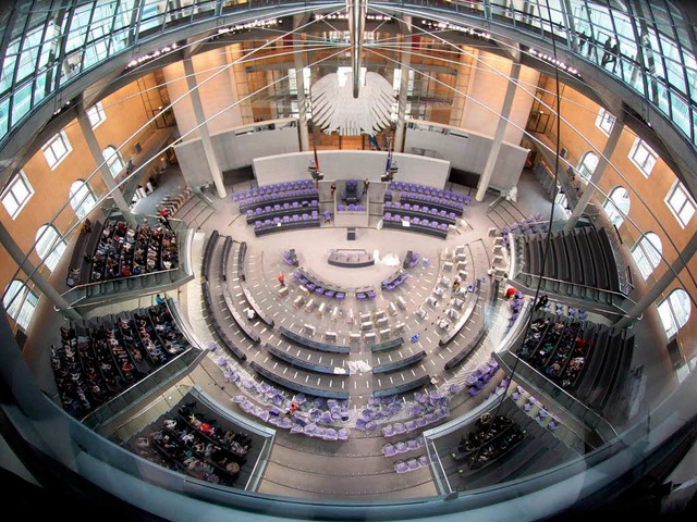 Der Plenarsaal des deutschen Bundestages mitten im Umbau.   | Foto: DPA