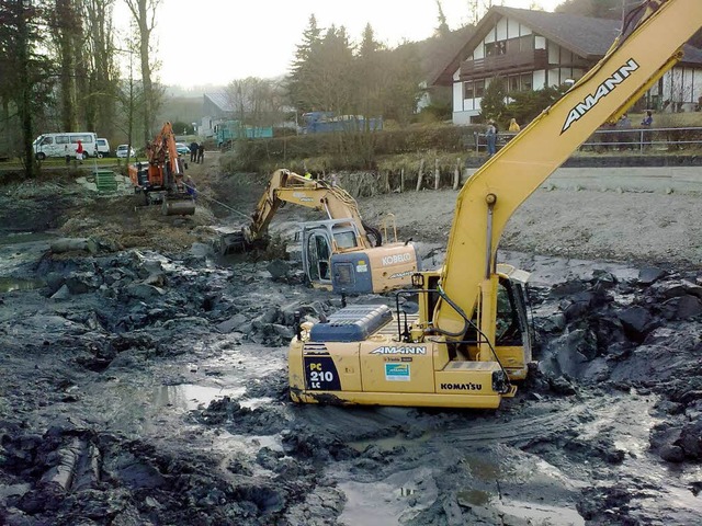 Im Schlamm des Erleweihers versanken a...ag zwei Bagger der Sasbacher Baufirma.  | Foto: Martin Wendel