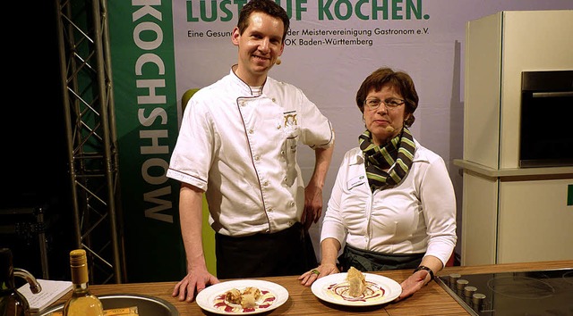 Patissier Hans Joachim Burger und Ern...n sich bei der Kochshow die Blle zu.   | Foto: Cornelia Weizencker