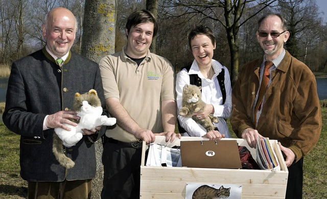 Der Brgermeisterstellvertreter  Chris...ildkatze und der  Biodiversittskiste   | Foto: Bernhard Rein