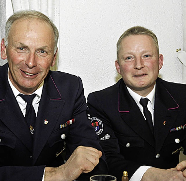Friedhelm Behringer (links) bergibt d...igen Stellvertreter Harald Lichtblau.   | Foto: Volker Mnch