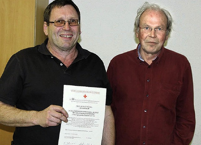 Ortschaftsrat   Andreas Nickel (links)... &#8211;   eine seltene Auszeichnung.   | Foto: Hege