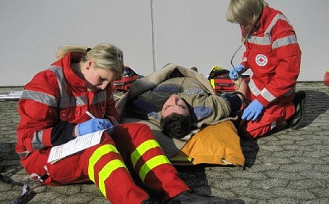 Die Versorgung &#8222;Verletzter&#8220...nd Zell und des DRK, Ortsverein Zell.   | Foto: Feuerwehr