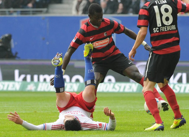 Der SC war auch nach 90 Minuten obenauf, der HSV liegt am Boden.  | Foto: dpa