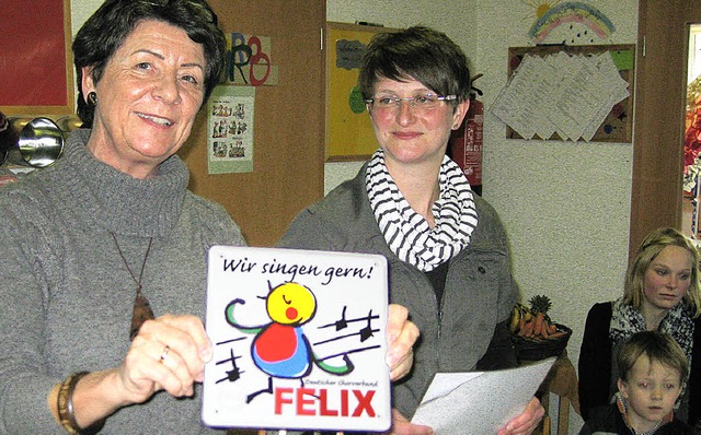 Beate Endres (links) aus St. Blasien, ... an Kindergartenleiterin Andrea Gro.   | Foto: Christa Maier