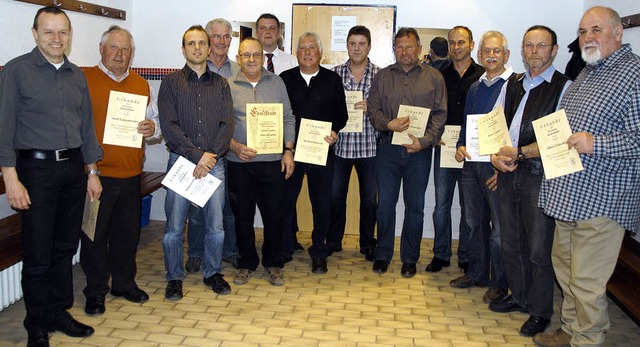 Bei der Generalversammlung des FV Sasbach wurden langjhrige Mitglieder geehrt.   | Foto: Roland Vitt